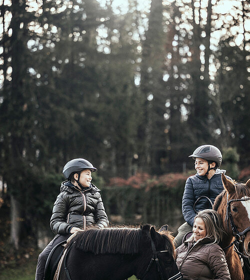 Ausritt mit einem Pferd im Familienurlaub im Hotel Bachmanngut am Wolfgangsee