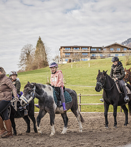 Ausritt mit einem Pferd im Familienurlaub im Hotel Bachmanngut am Wolfgangsee
