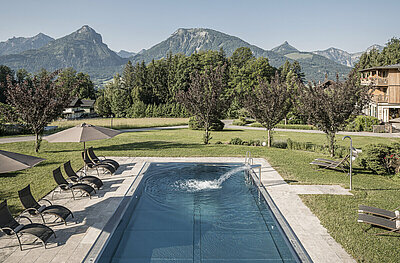 beheizten Outdoor-Pools mit Blick auf den Wolfgangsee und die Berge