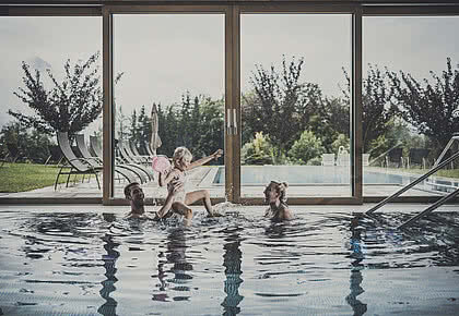 Hallenbad im Wellnesshotel Bachmanngut am Wolfgangsee