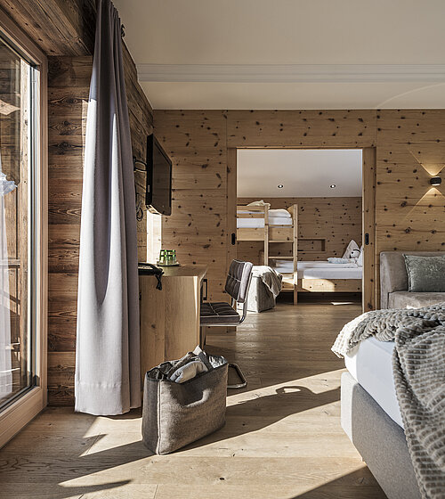 Helles Familienzimmer mit Seeblick, Zugang zum Balkon und separatem Kinderzimmer mit Stockbetten im Hotel Bachmanngut Wolfgangsee