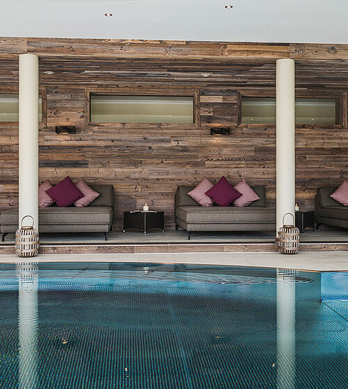 Indoor Pool und Liegebereich Bachmanngut am Wolfgangsee