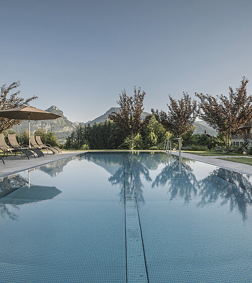 beheizten Outdoor-Pools mit Blick auf den Wolfgangsee und die Berge 