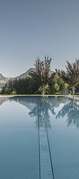 beheizten Outdoor-Pools mit Blick auf den Wolfgangsee und die Berge 