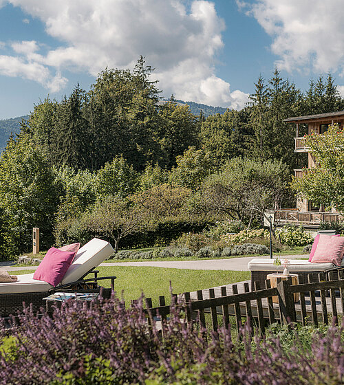 gemütliche Liegen im Bachmanngut Garten am Wolfgangsee