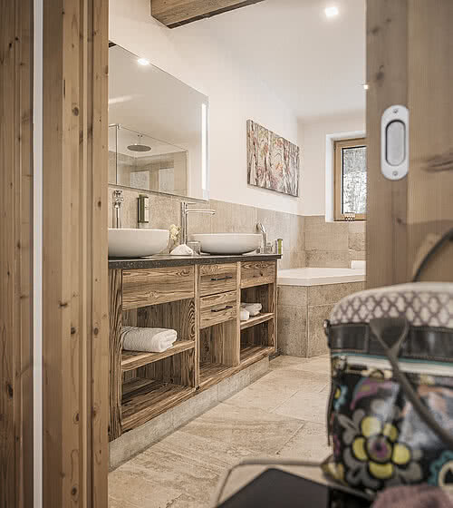 Bathroom with bath in a room in the Hotel Bachmanngut