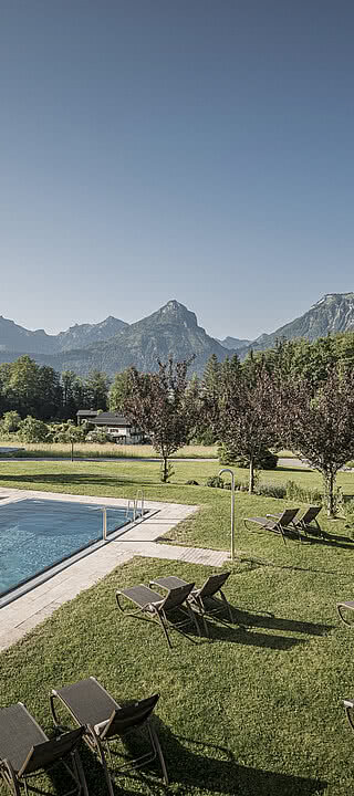 beheizten Outdoor-Pools mit Blick auf den Wolfgangsee und die Berge 