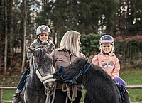 Ausritt mit einem Pferd im Familienurlaub im Hotel Bachmanngut am Wolfgangsee