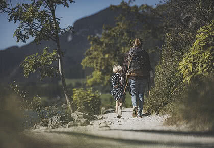 Spazieren im Familienurlaub im Salzkammergut