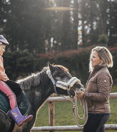 Ausritt mit einem Pferd im Familienurlaub im Hotel Bachmanngut am Wolfgangsee