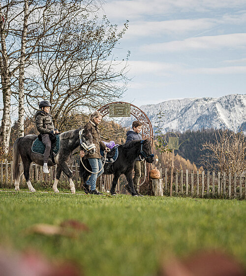 Ausritt mit Ponys im Familienurlaub im Hotel Bachmanngut am Wolfgangsee