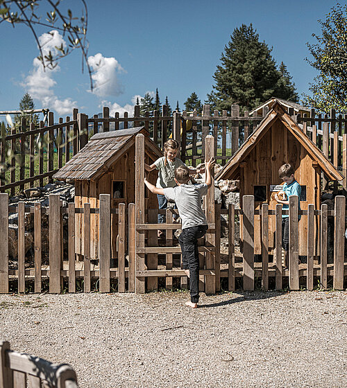 Spielplatz am Kinderbauernhof Hotel Bachmanngut Wolfgangsee