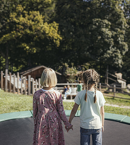 Kinder spielen am Spielplatz des Hotel Bachmanngut Wolfgangsee
