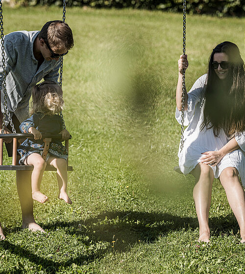 Kinder spielen am Spielplatz des Hotel Bachmanngut Wolfgangsee