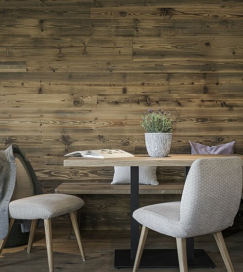 Gemütliches Hotelzimmer eingerichtet mit Holzboden, Holzmöbeln und natürlichen Materialien im Hotel Bachmanngut am Wolfgangsee