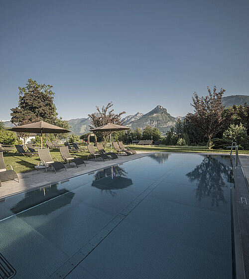 Pool in der großzügigen Außenanlage des 4* Hotels Bachmanngut